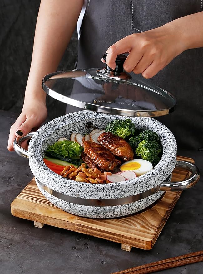 Korean Stone Bowl Induction Base with Glass Lid, Thicken Stone Bowl Hot Pot for Bibimbap Soups, Cookware Granite Stone Bowl with Wood Base, 11in with Tray